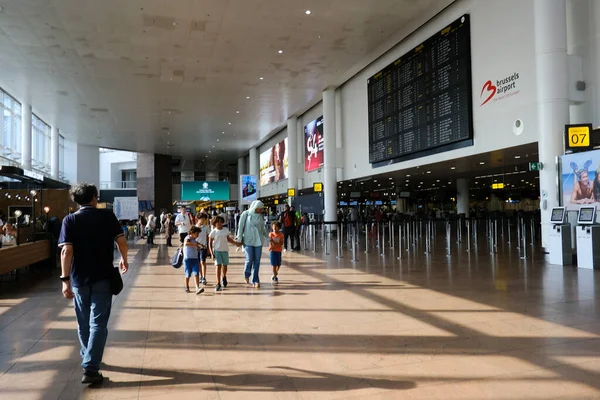 Passagiere Betrachten Die Anzeigetafel Auf Dem Internationalen Flughafen Zaventem Brüssel — Stockfoto