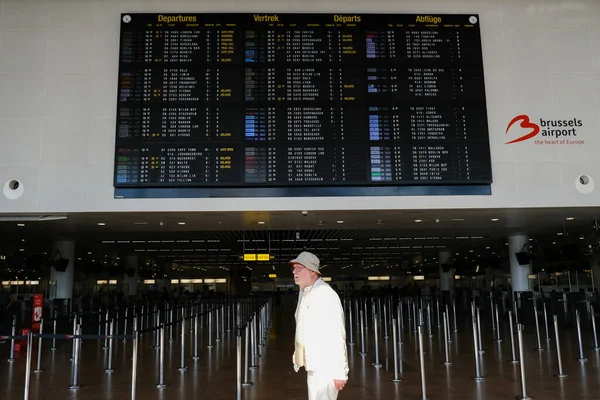 Passagerare Tittar Styrelsen Den Internationella Flygplatsen Zaventem Bryssel Belgien Den — Stockfoto