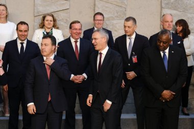 NATO Genel Sekreteri Jens Stoltenberg, 16 Haziran 2023 'te Belçika' nın Brüksel kentindeki NATO karargahındaki toplantının ikinci gününde aile fotoğrafı için NATO Savunma Bakanlarıyla birlikte poz verdi.