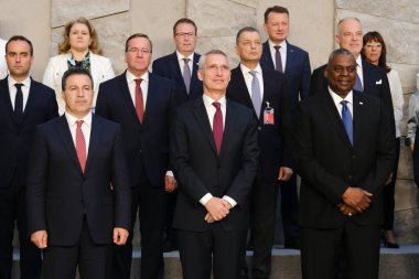NATO Genel Sekreteri Jens Stoltenberg, 16 Haziran 2023 'te Belçika' nın Brüksel kentindeki NATO karargahındaki toplantının ikinci gününde aile fotoğrafı için NATO Savunma Bakanlarıyla birlikte poz verdi.