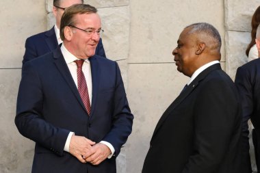 Almanya Savunma Bakanı Boris Pistorius ve ABD Savunma Bakanı Lloyd Austin, 16 Haziran 2023 'te Brüksel, Belçika' da düzenlenen NATO Savunma Bakanları toplantısında aile fotoğrafına hazırlanırken konuştular