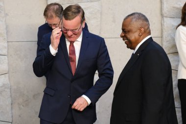 Almanya Savunma Bakanı Boris Pistorius ve ABD Savunma Bakanı Lloyd Austin, 16 Haziran 2023 'te Brüksel, Belçika' da düzenlenen NATO Savunma Bakanları toplantısında aile fotoğrafına hazırlanırken konuştular