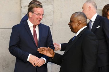 Almanya Savunma Bakanı Boris Pistorius ve ABD Savunma Bakanı Lloyd Austin, 16 Haziran 2023 'te Brüksel, Belçika' da düzenlenen NATO Savunma Bakanları toplantısında aile fotoğrafına hazırlanırken konuştular