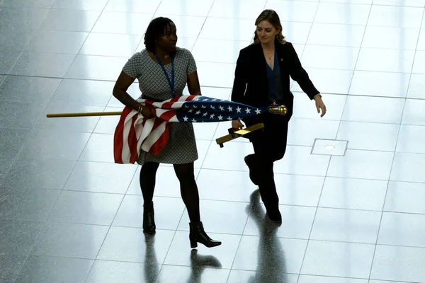Kobieta Nosi Flagę Usa Przed Konferencją Prasową Zakończenie Spotkania Ministrów — Zdjęcie stockowe
