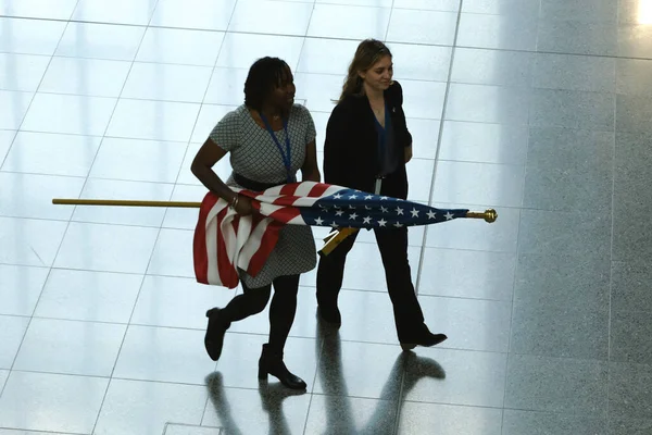 Kobieta Nosi Flagę Usa Przed Konferencją Prasową Zakończenie Spotkania Ministrów — Zdjęcie stockowe