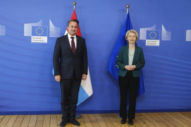 Avrupa Komisyonu Başkanı Ursula Von Der Leyen (R) 19 Haziran 2023 'te Belçika' nın Brüksel kentinde Lüksemburg Başbakanı Xavier Bettel (L) ile bir araya geldi..