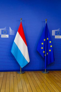 Lüksemburg ve Avrupa Birliği bayrakları 19 Haziran 2023 'te Brüksel, Belçika' daki AB genel merkezinde duruyor..