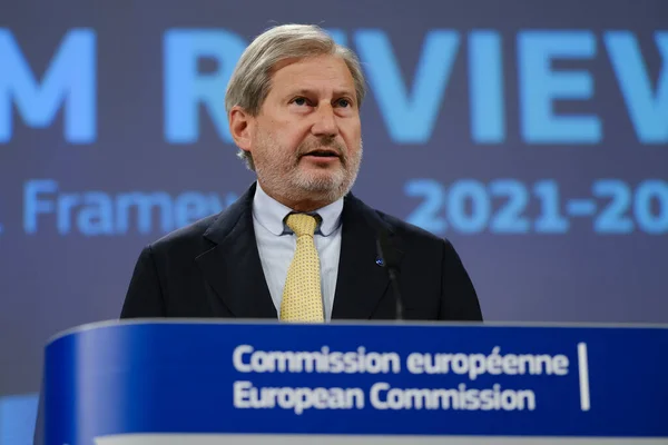 Conférence Presse Commissaire Européen Johannes Hahn Sur Renforcement Budget Long — Photo
