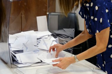 Yurtdışında yaşayan Yunan vatandaşları 24 Haziran 2023 'te Brüksel, Belçika' daki bir sandık merkezinde Yunan yasama seçimleri için oy kullandılar.