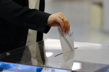 Yurtdışında yaşayan Yunan vatandaşları 24 Haziran 2023 'te Brüksel, Belçika' daki bir sandık merkezinde Yunan yasama seçimleri için oy kullandılar.