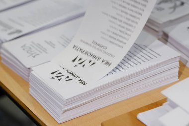 Yurtdışında yaşayan Yunan vatandaşları 24 Haziran 2023 'te Brüksel, Belçika' daki bir sandık merkezinde Yunan yasama seçimleri için oy kullandılar.