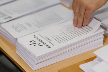 Yurtdışında yaşayan Yunan vatandaşları 24 Haziran 2023 'te Brüksel, Belçika' daki bir sandık merkezinde Yunan yasama seçimleri için oy kullandılar.