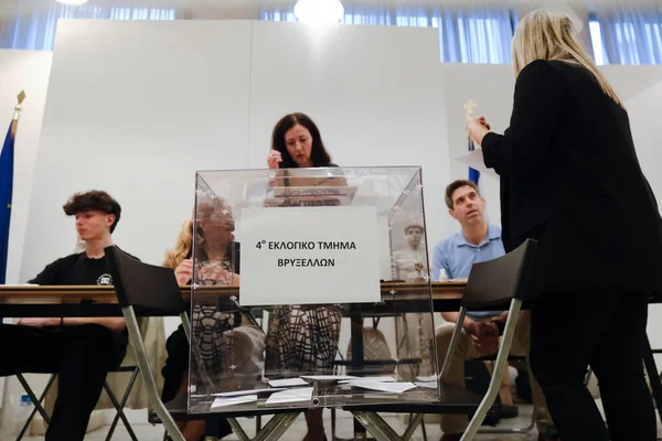 2023年6月24日 居住在国外的希腊公民在比利时布鲁塞尔的一个投票站投票参加希腊立法选举 — 图库照片