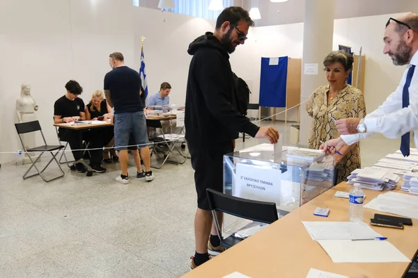 Külföldön Élő Görög Állampolgárok 2023 Június Egy Brüsszeli Szavazóhelyiségben Szavaznak — Stock Fotó
