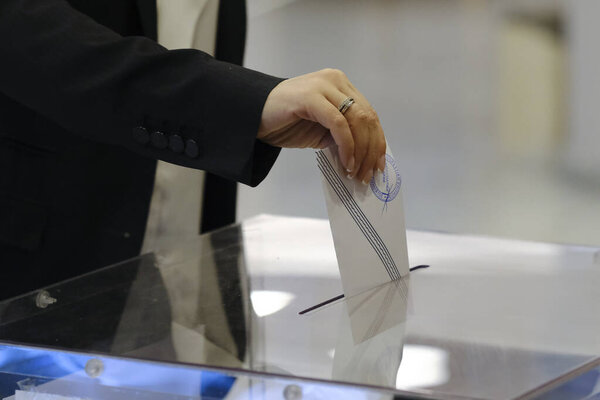 Граждане Греции, проживающие за рубежом, голосуют за парламентские выборы в Греции на избирательном участке в Брюсселе, Бельгия, 24 июня 2023 года.