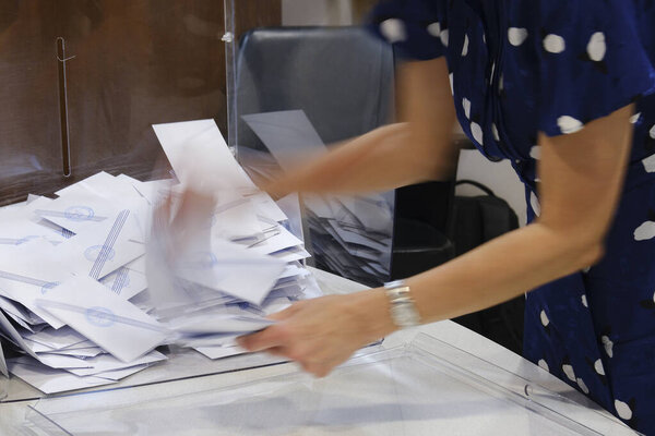 Граждане Греции, проживающие за рубежом, голосуют за парламентские выборы в Греции на избирательном участке в Брюсселе, Бельгия, 24 июня 2023 года.