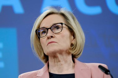 Avrupa Mali Hizmetlerden Sorumlu Komisyon Üyesi Mairead McGuinness 28 Haziran 2023 tarihinde Brüksel, Belçika 'da düzenlenen mali veri erişimi ve ödemeler konulu basın toplantısında konuştu..
