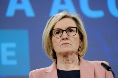 Avrupa Mali Hizmetlerden Sorumlu Komisyon Üyesi Mairead McGuinness 28 Haziran 2023 tarihinde Brüksel, Belçika 'da düzenlenen mali veri erişimi ve ödemeler konulu basın toplantısında konuştu..