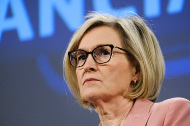 Avrupa Mali Hizmetlerden Sorumlu Komisyon Üyesi Mairead McGuinness 28 Haziran 2023 tarihinde Brüksel, Belçika 'da düzenlenen mali veri erişimi ve ödemeler konulu basın toplantısında konuştu..