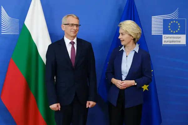 Kommissionens Ordförande Ursula Von Der Leyen Välkomnar Bulgariens Premiärminister Nikolaj — Stockfoto