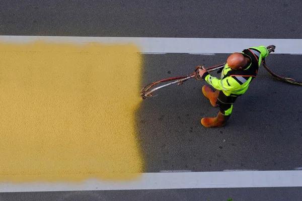 Trabajador Municipal Que Usa Pulverizador Pintura Aplica Marcas Amarillas Paso —  Fotos de Stock