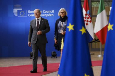 Almanya Başbakanı Olaf Scholz, 29 Haziran 2023 'te Brüksel, Belçika' daki Avrupa Konseyi Binası 'nda 27 AB lideriyle birlikte Avrupa Birliği Zirvesi' ne katılmak üzere geldiği sırada basına konuştu.. 