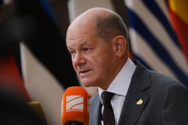 Almanya Başbakanı Olaf Scholz, 29 Haziran 2023 'te Brüksel, Belçika' daki Avrupa Konseyi Binası 'nda 27 AB lideriyle birlikte Avrupa Birliği Zirvesi' ne katılmak üzere geldiği sırada basına konuştu.. 