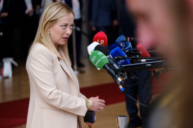 İtalya Başbakanı Giorgia Meloni, 29 Haziran 2023 'te Brüksel' deki AB karargahına bir AB Zirvesi için geldi..