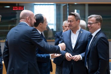 Lüksemburg Başbakanı Xavier Bettel 30 Haziran 2023 'te AB' nin Brüksel 'deki karargahına bir AB Zirvesi için geldi.