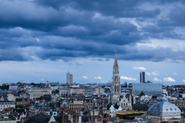 Belçika 'nın yeni belediye binasından 15 Temmuz 2023 tarihli bulutlu bir günde Brüksel' in panoramik manzarası.