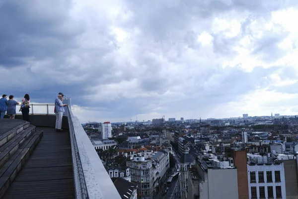 Una Coppia Anziana Gode Della Vista Bruxelles Durante Una Giornata — Foto Stock