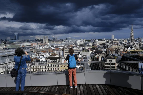 Persone Godono Della Vista Bruxelles Durante Una Giornata Nuvolosa Dal — Foto Stock