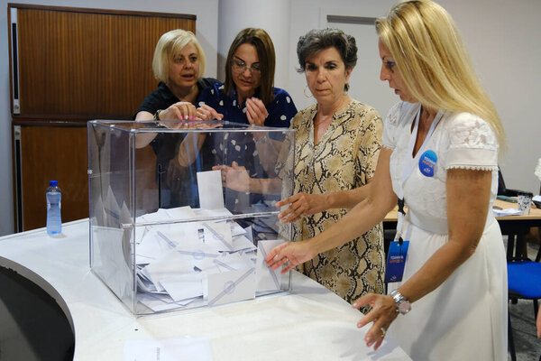 Представители избирательных комиссий подсчитывают бюллетени после закрытия избирательного участка во время парламентских выборов в Греции на избирательном участке в Брюсселе 24 июня 2023 года.