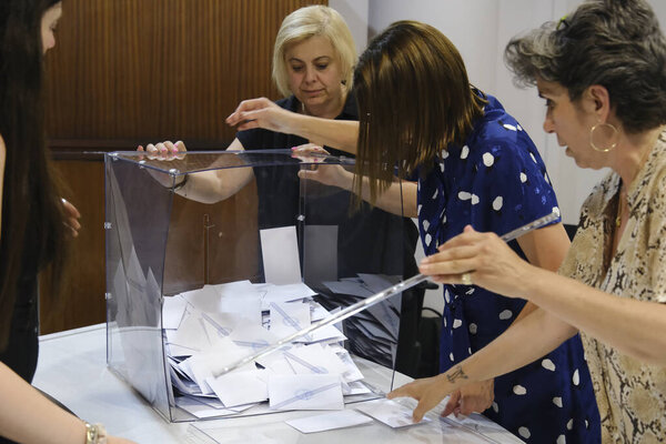 Представители избирательных комиссий подсчитывают бюллетени после закрытия избирательного участка во время парламентских выборов в Греции на избирательном участке в Брюсселе 24 июня 2023 года.