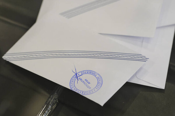 Бюллетени для голосования во время парламентских выборов в Греции на избирательном участке в Брюсселе, Бельгия, 24 июня 2023 года.