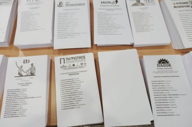 Belçika 'nın Brüksel kentindeki bir sandık merkezinde 25 Haziran 2023' te yapılan Yunan yasama seçimleri sırasında oy pusulaları bir sandıkta sergileniyor..