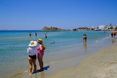 9 Temmuz 2023 'te Yunanistan' ın Naxos sahilinde kalabalık bir plaj vardı..