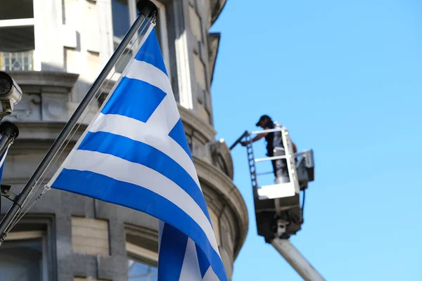 Pracownik Myje Okna Przy Ambasadzie Grecji Brukseli Czerwca 2023 — Zdjęcie stockowe