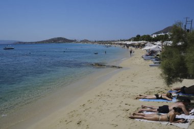 7 Temmuz 2023 'te Yunanistan' ın Naxos limanında kalabalık bir plaj.