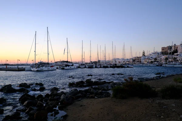 2023年7月9日在希腊纳克斯拥有游艇和帆船的海滨码头 — 图库照片