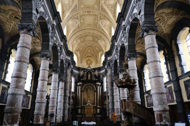 22 Temmuz 2023 'te Belçika' nın Namur kentindeki Saint Loup Katolik Kilisesi 'nin iç manzarası. 