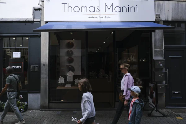 Emberek Sétálnak Kívül Chocolate Shop Thomas Manini Belvárosban Namur Belgiumban — Stock Fotó