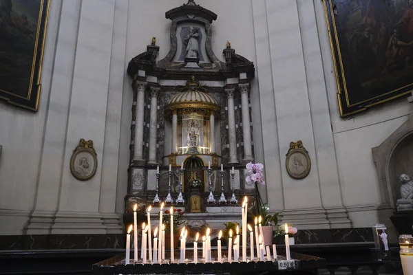 Φωτίστε Κεριά Στον Καθεδρικό Ναό Του Αγίου Aubin Οποίος Είναι — Φωτογραφία Αρχείου