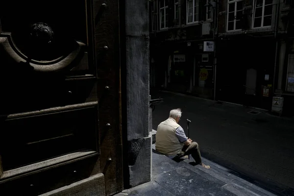 Anciano Sienta Fuera Iglesia Centro Ciudad Namur Bélgica Julio 2023 — Foto de Stock