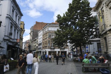 Belçika, Gent 'in merkezindeki merkez mağaza bölgesinde tüketiciler, 29 Temmuz 2023.