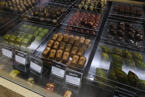 2023년 29일에 벨기에의 역사적인 중심가에서 패스트리 가게에서 벨기에 초콜릿 — 스톡 사진