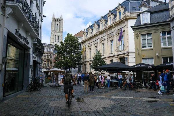 2023年7月29日 比利时根特市中心一名骑自行车的骑手 — 图库照片