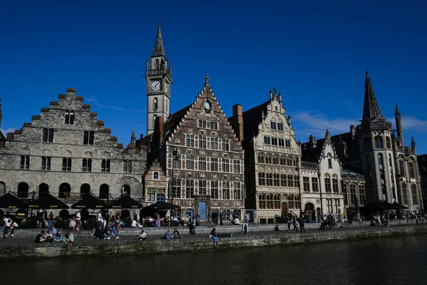 2023年7月29日 在比利时历史名城根特 人们在运河边散步 享受着阳光灿烂的一天 — 图库照片