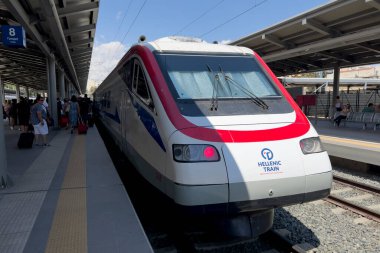 Atina Yunanistan. 11 Ağustos 2023. Atina Tren İstasyonu 'nda bir tren perona oturdu..