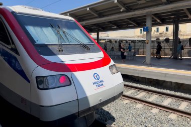 Atina Yunanistan. 11 Ağustos 2023. Atina Tren İstasyonu 'nda bir tren perona oturdu..